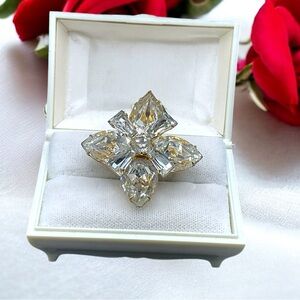 🌺Vintage Gold & Clear Stone Brooch